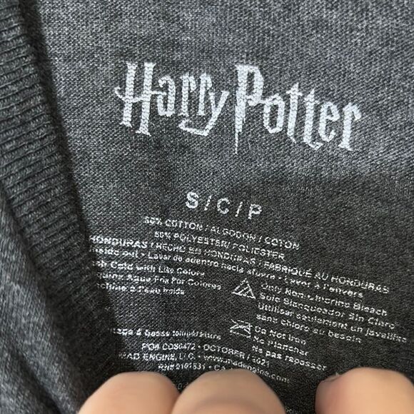 NWOT Harry Potter Hufflepuff Quidditch Captain Graphic Tee Youth Small - Picture 3 of 4